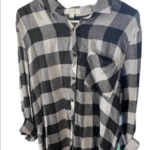 Plaid grey button up women’s size large in great condition becaal brand